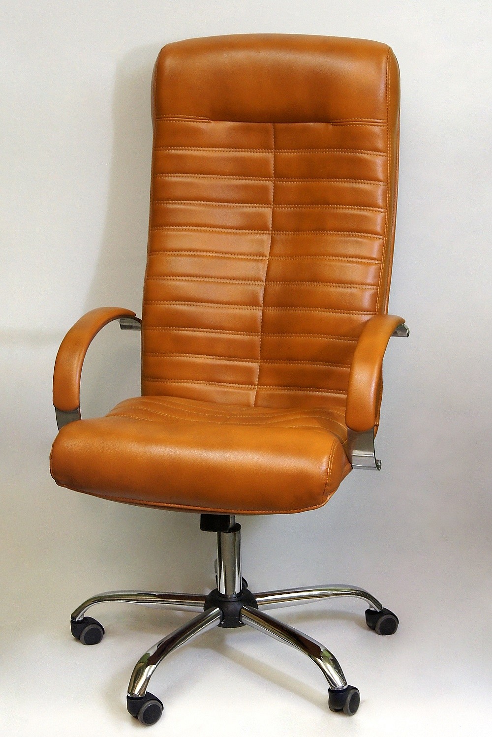 офисное кожаное оранжевое кресло